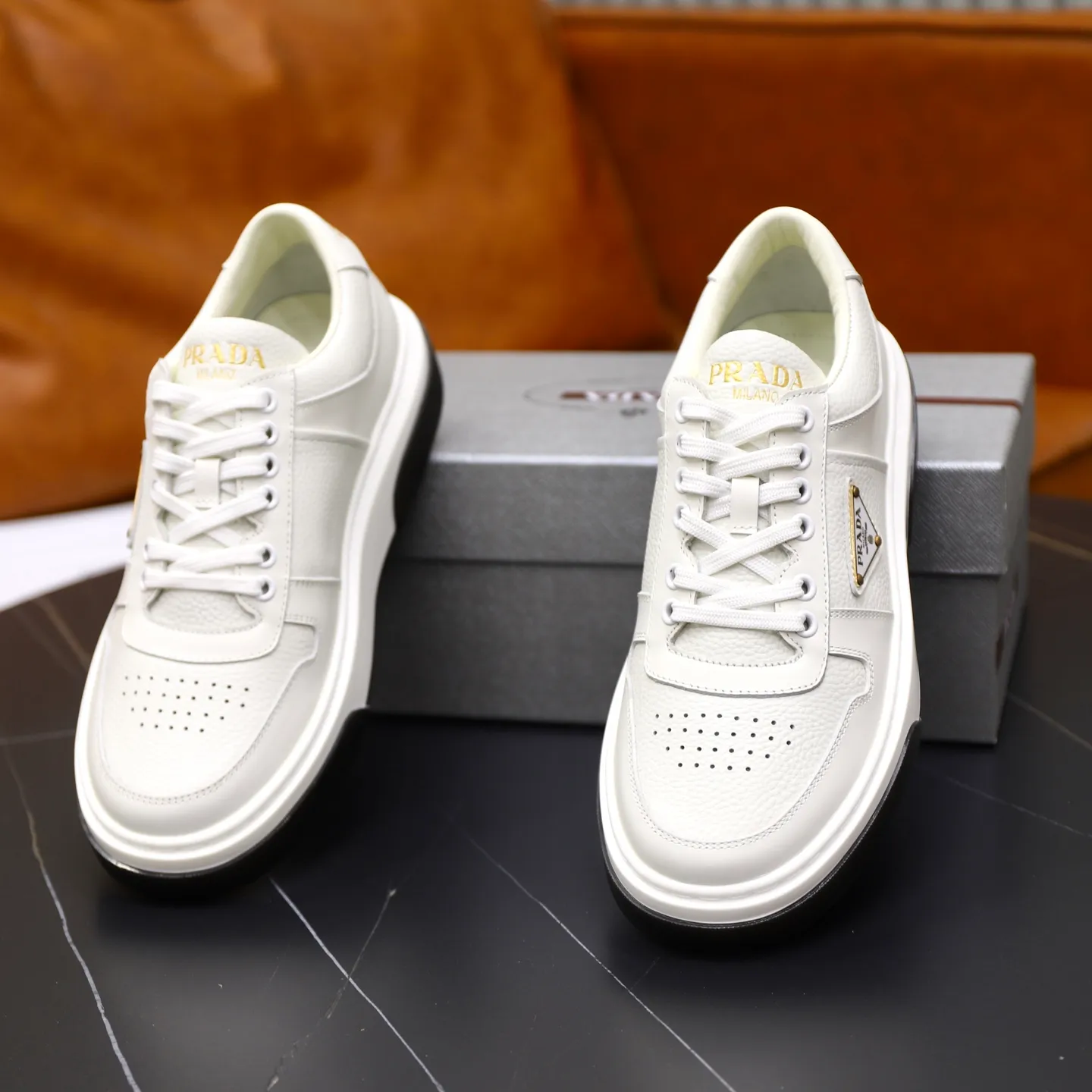 Factory price: 720💰Top original order Brand: PRADA (Prada) Standard code: Men's size 38/44 (45 can be customized) Grade: Same as the official website Material: Original cowhide stitching imported cowhide lining Original combination two-color wear-resistant soft outsole Style category: Leisure and sports version Young fashion European and American trend British style Color: Actual picture color